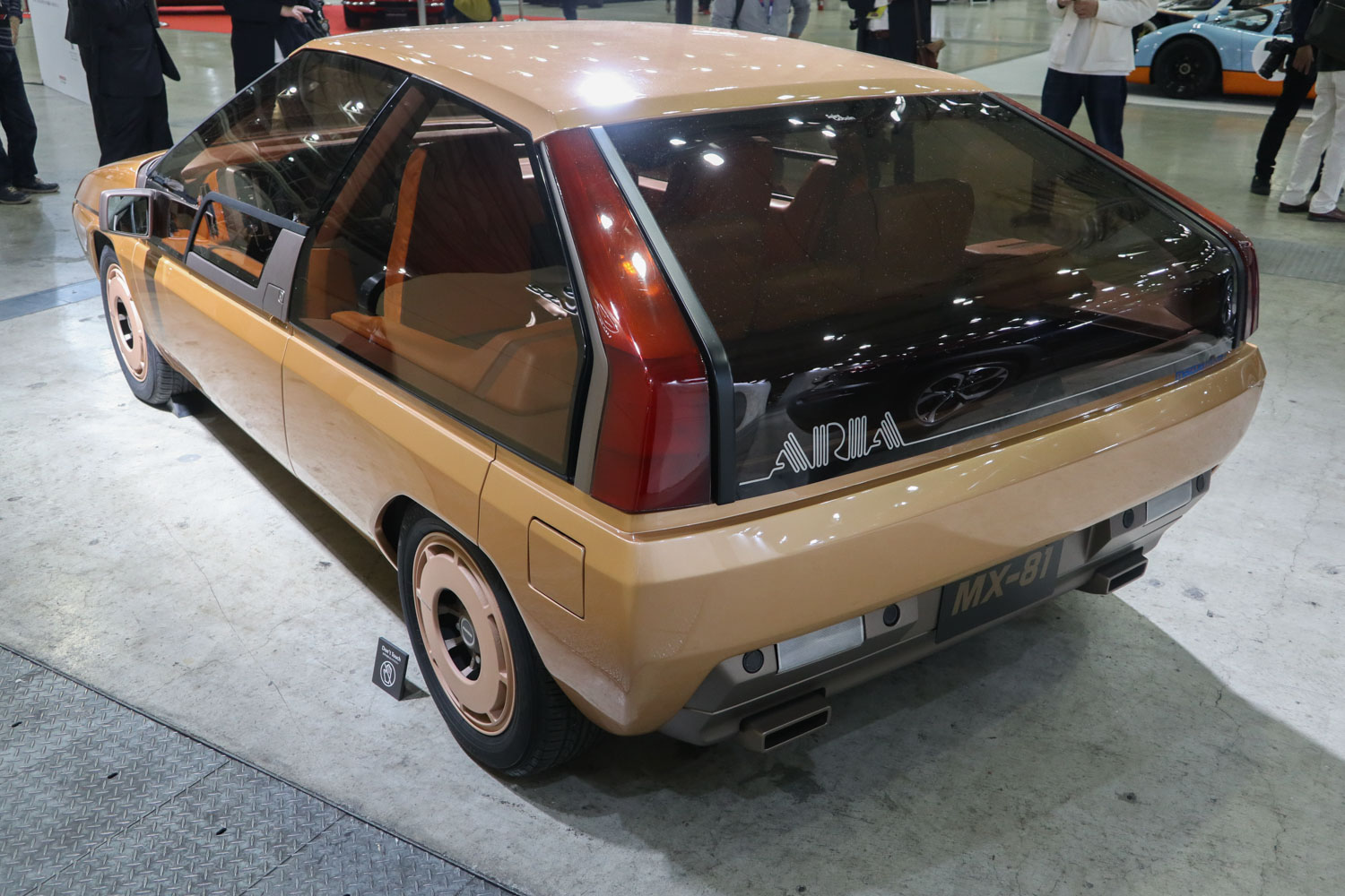 ハンドルがない!? マツダ「MX−81」は昭和シティポップなテイストで