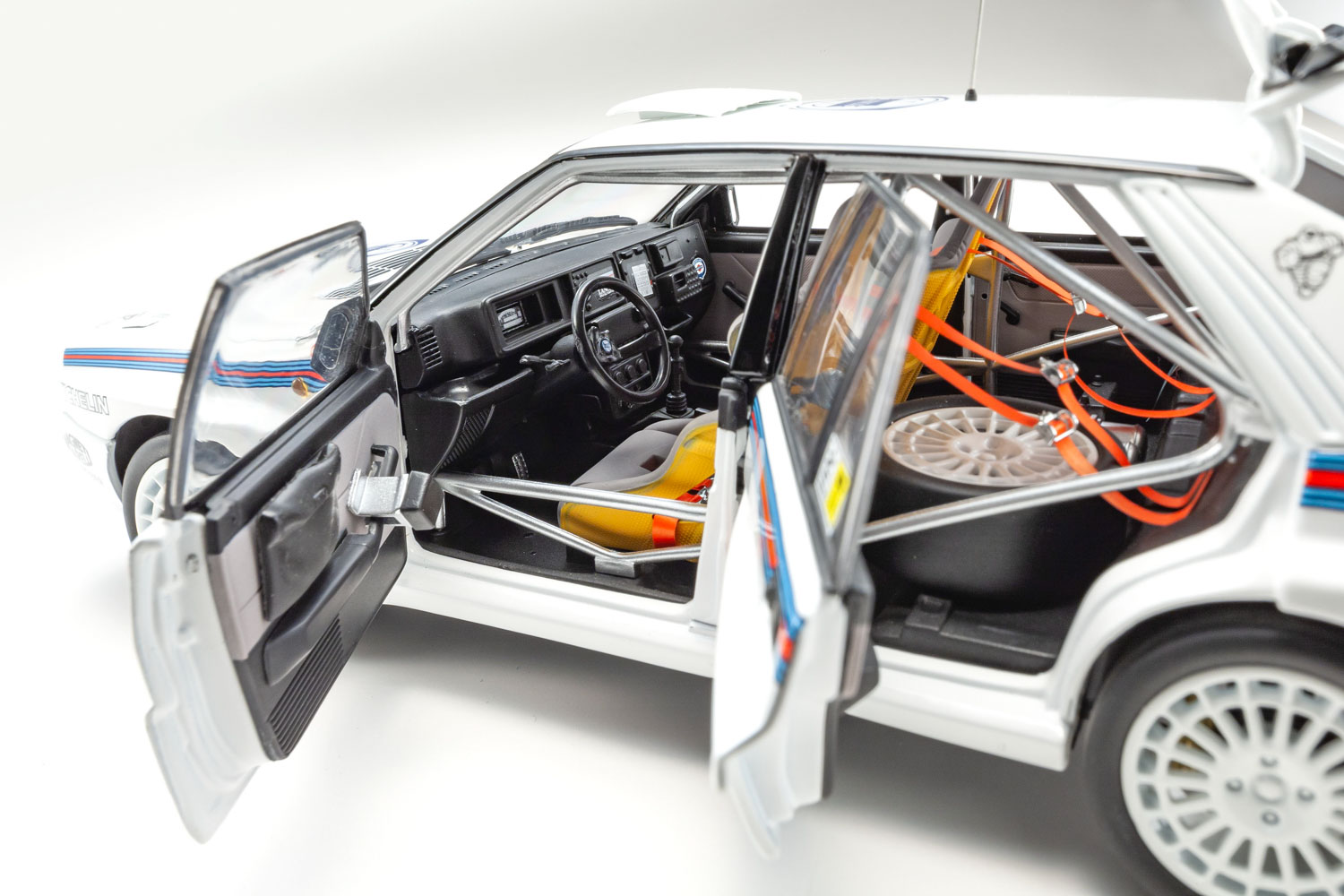 ランチア「デルタHF インテグラーレ」の細密モデルカー登場！ 京商1/18