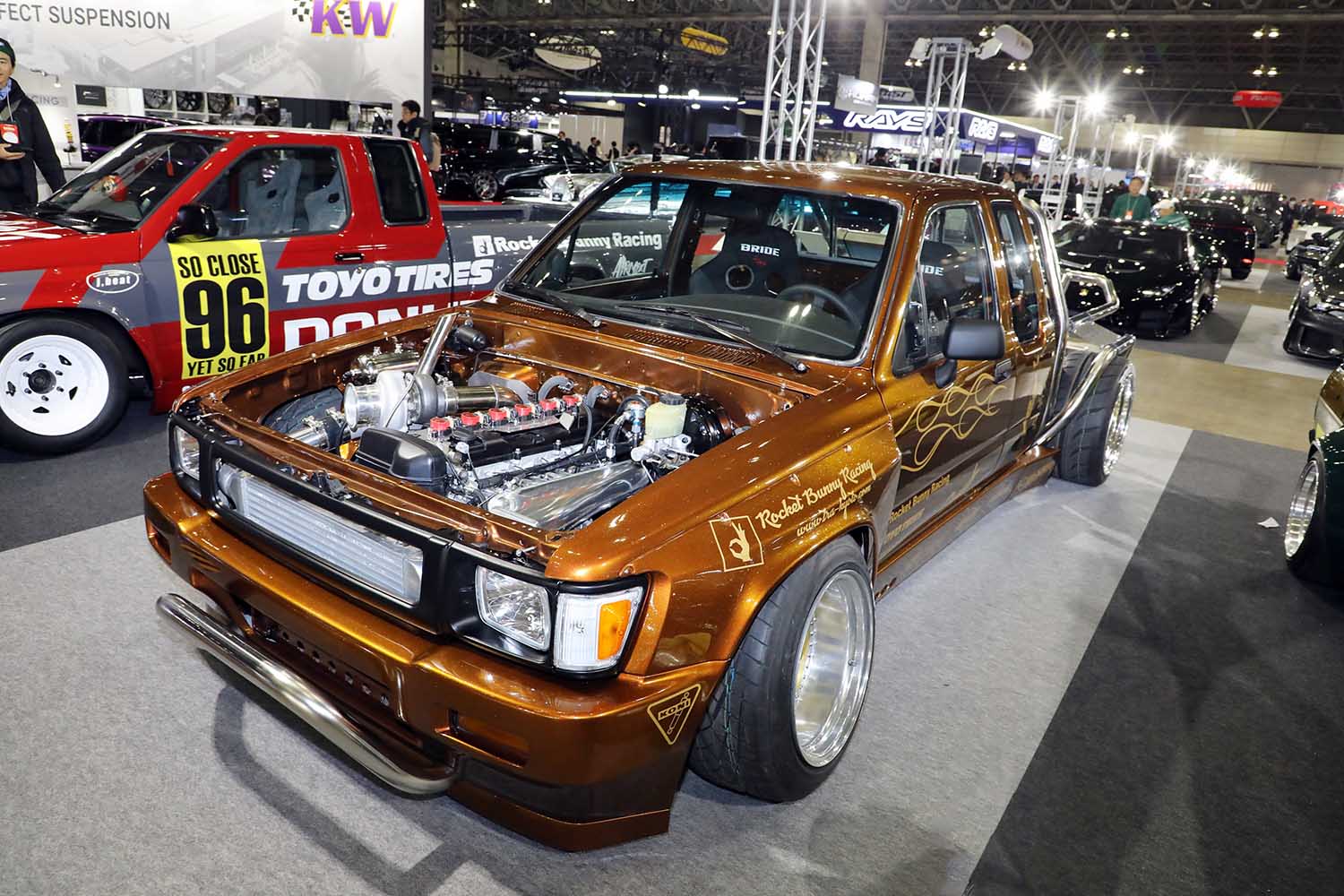 トヨタ「ハイラックス」をドリフト仕様に！ ロケットバニーらしい本気