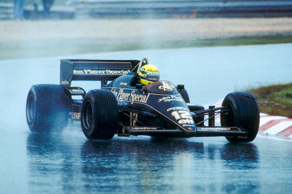 アイルトン・セナのF1初勝利を果たしたロータス「97T」が走った！ 伝説