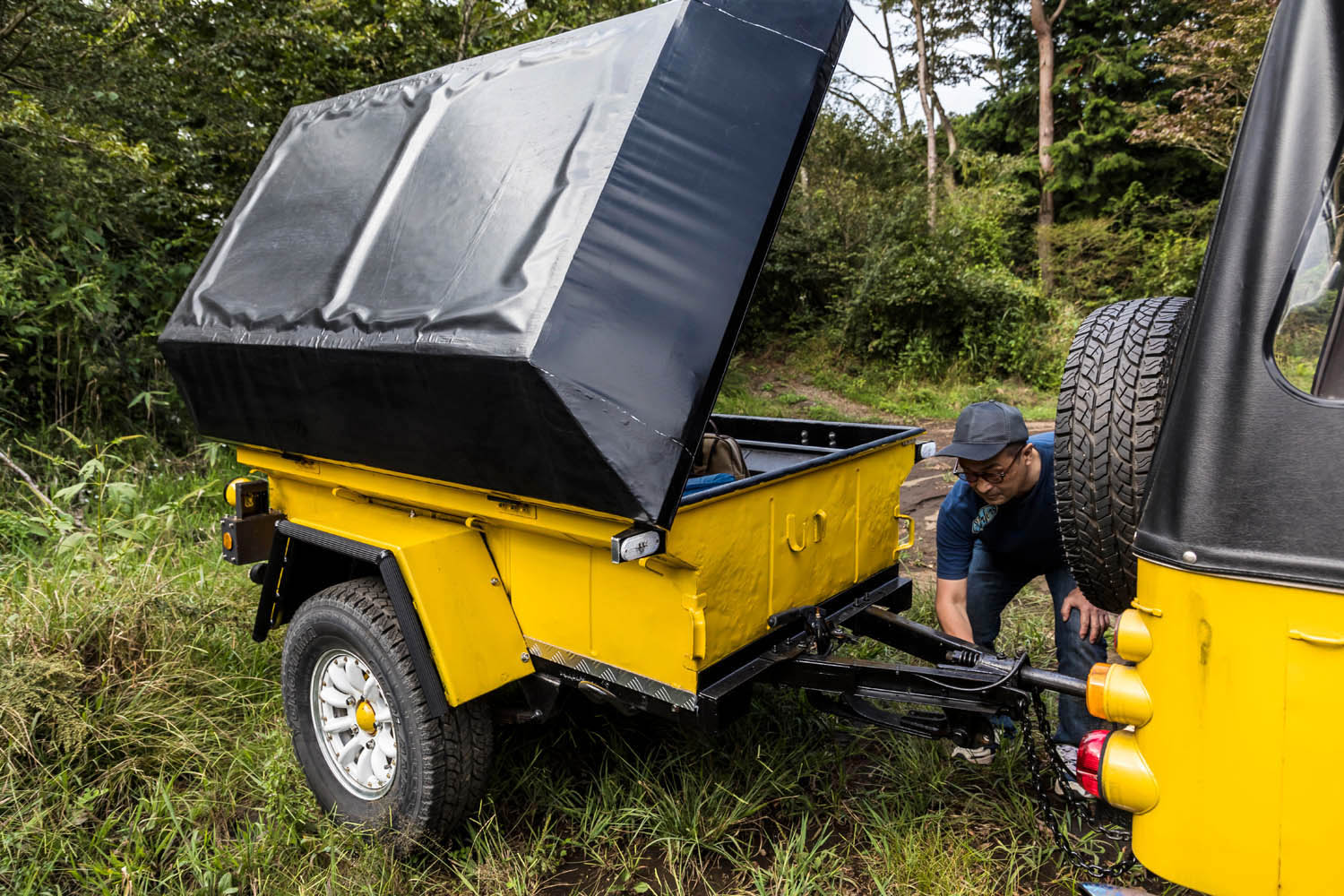 米軍用トレーラーを三菱「ジープ」で牽引！ ボロボロのボディを「箱