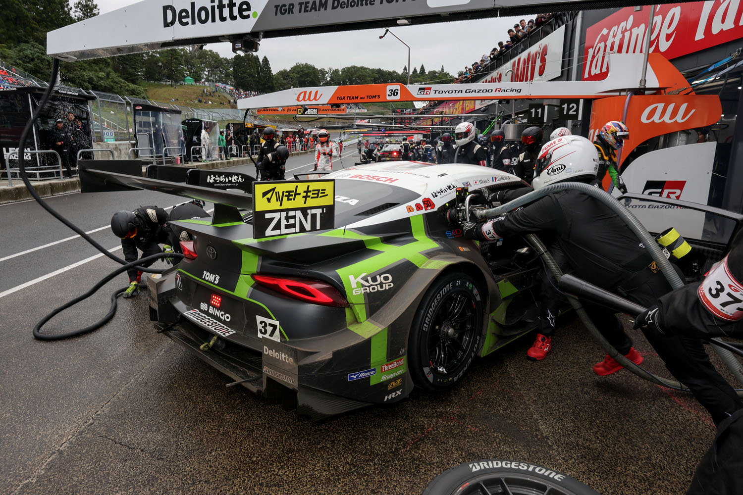 トヨタ「GRスープラ」が1-2フィニッシュ！ 天候に翻弄された「SUPER GT