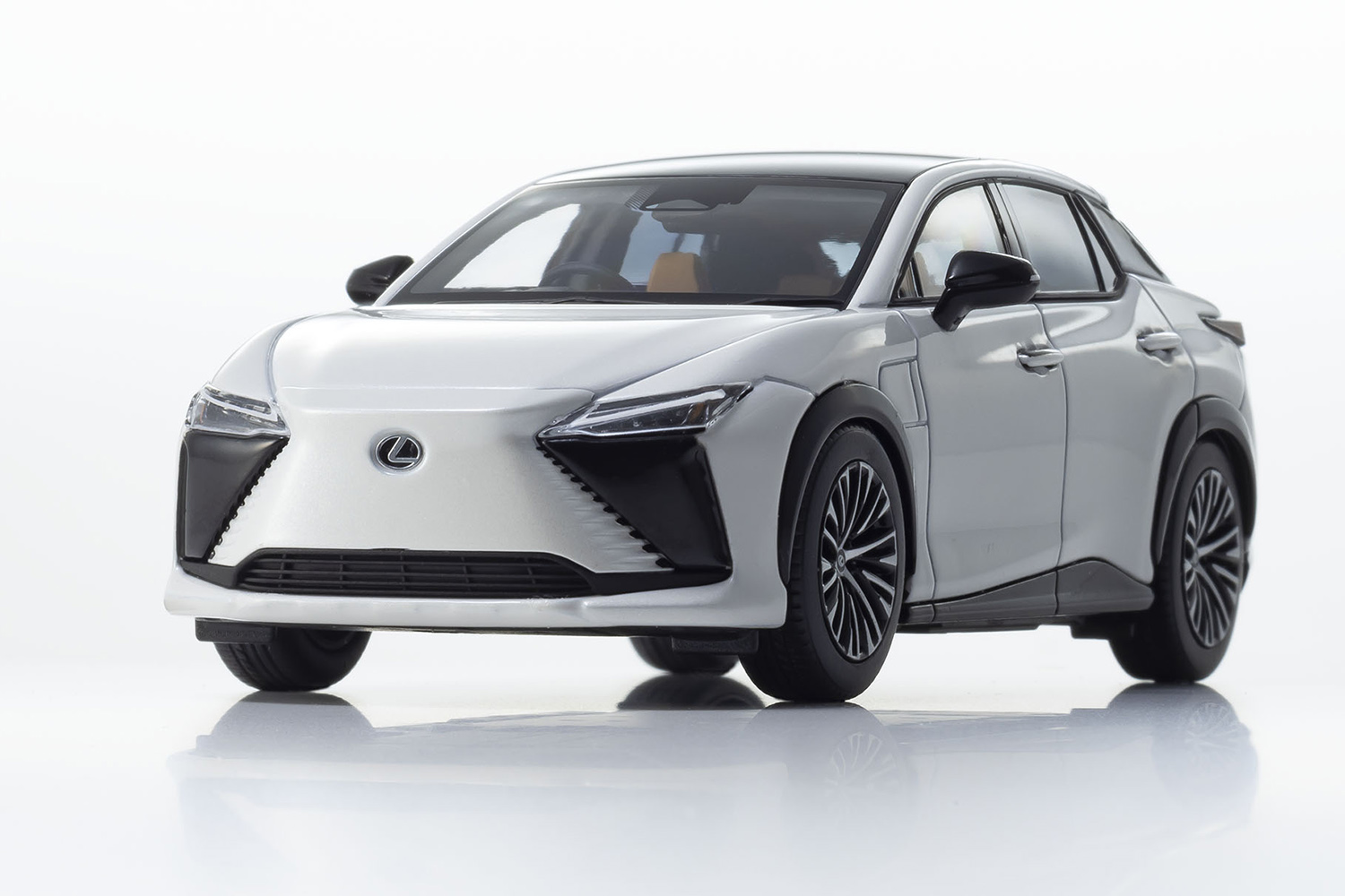 レクサス初のEV「RZ450e」が京商から発売！ 特別仕様車のファースト