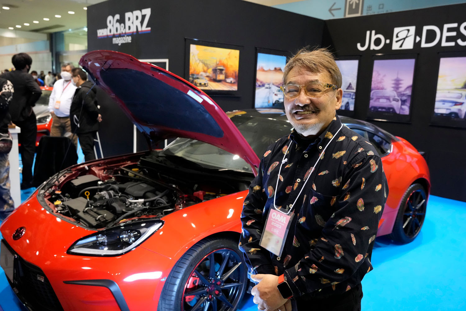 初代トヨタ「86」のデザイナーが「GR86」をカスタム！ エンブレムの