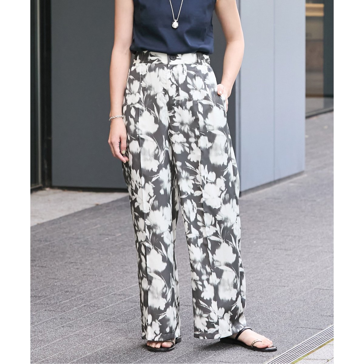 追加》掠りフラワーピンタックストレートパンツ | イエナ(IENA