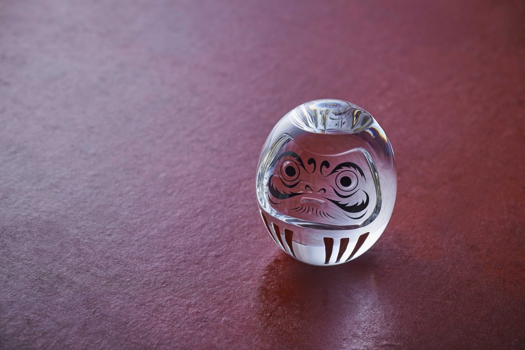 バカラ」からスタリッシュなクリスタルの“ダルマ”が登場 - TOKION