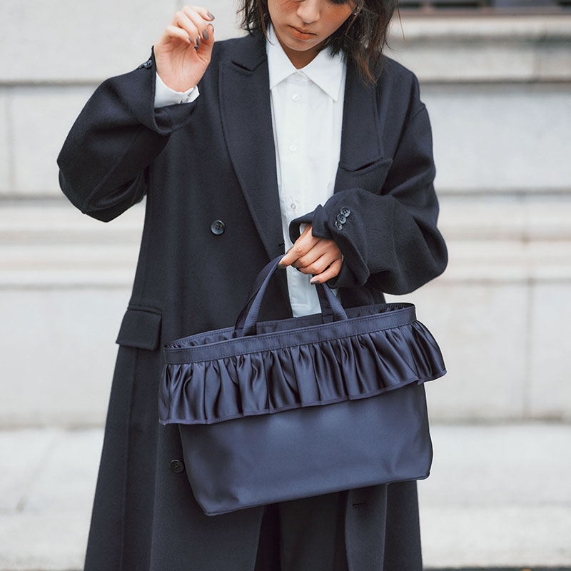 A4が入る名品バッグ】ママに大人気『セツコサジテール』が再登場 | VERY