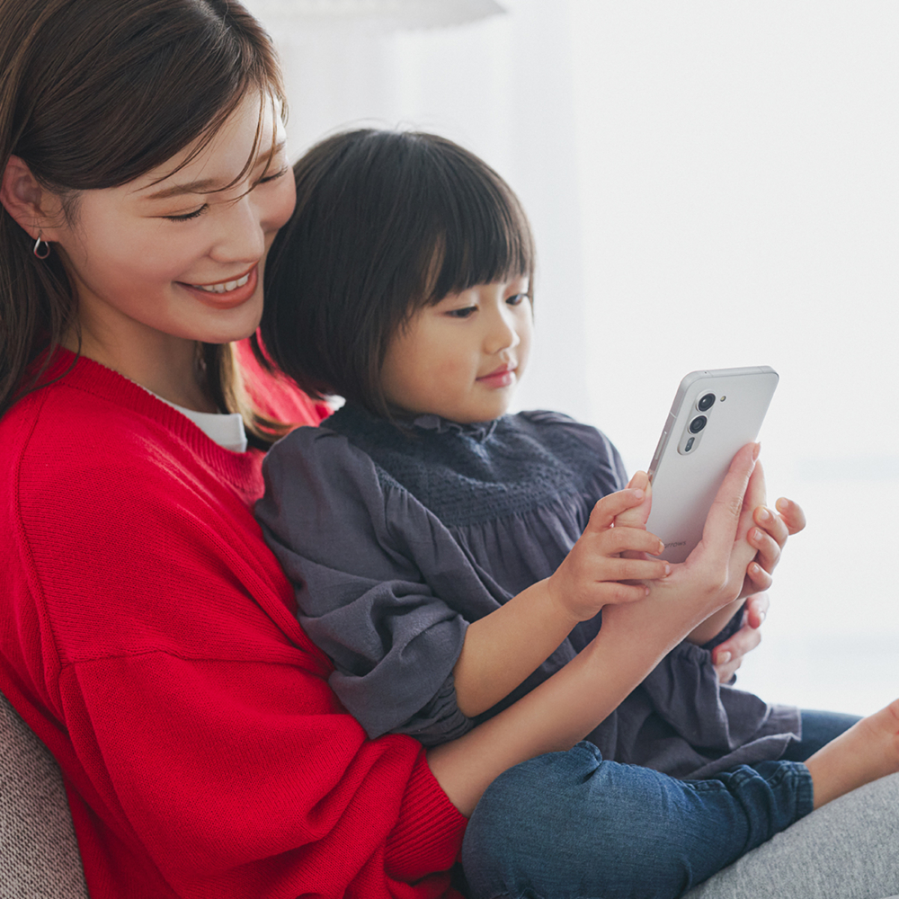 VERYスタッフが推薦【目元用の美顔器2選】クマやむくみを“なかった