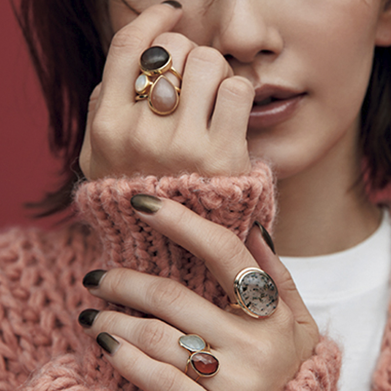 色石リングの重ね付け】がいま新鮮！コスパに楽しめる天然石に注目 | VERY
