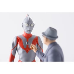 ヨドバシ.com - 海洋堂 KAIYODO 円谷英二氏とウルトラマン ポリ