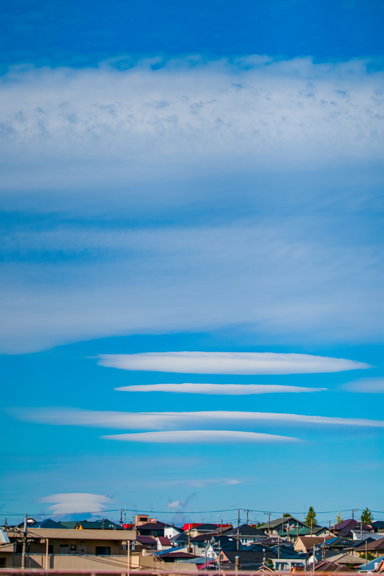 台風一過のレンズ雲と富士山三重吊るし雲 遠景 | GANREF