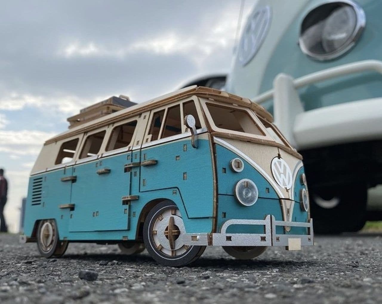 ワーゲンバスが1/18スケールの木製パズルに！VWとコラボした「ki-gu-mi