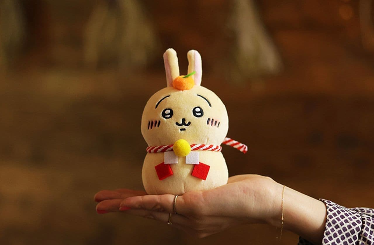 ちいかわで新年を祝うグッズ 年賀はがきや鏡餅デザインのマスコット