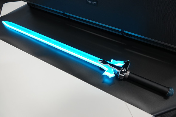 ソードアート・オンライン」の「エリュシデータ」実物大で発売 LEDで光