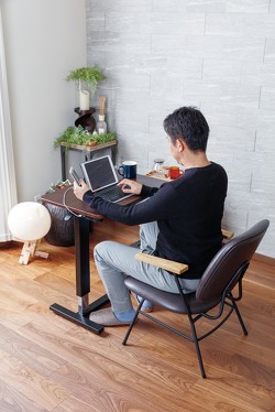 ヤマダデンキ、布団レスの“こたつ”発売 昇降式でテレワークでの使用も