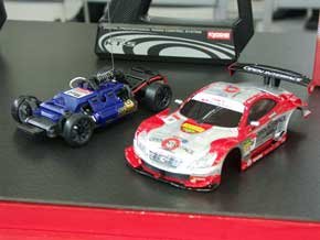 京商のミニッツシリーズに初のレクサスボディ：会社の会議室でR/C