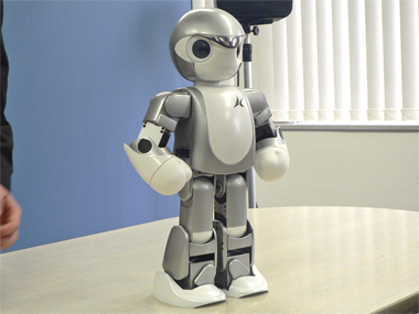 京商の2足ロボ「マノイ PF01」、限定カラーで先行発売 - ITmedia NEWS