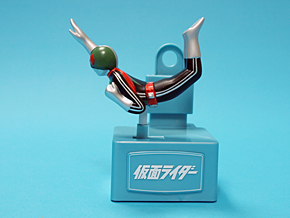 懐かしのコイン遊具が貯金箱に！ 「ヒーローバンク 仮面ライダー」：橘