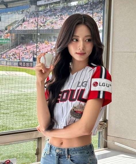 始球式に登場したTWICEツウィ、くびれた美ウエストあらわな