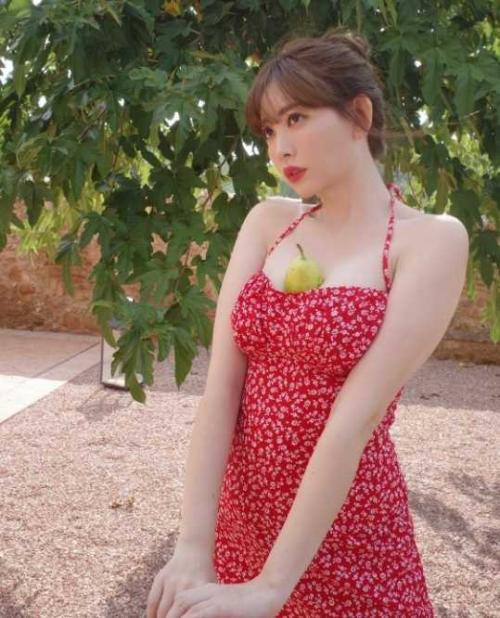 谷間に洋ナシ”大注目の写真集『かもしれない』販売目前の小嶋