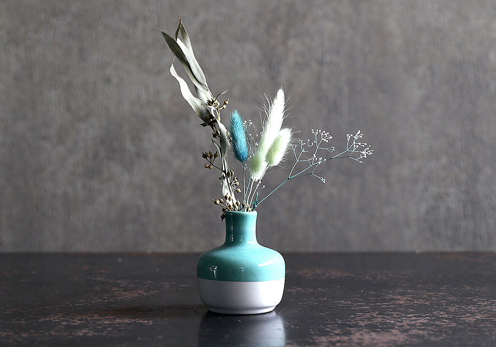 シンプルな花も華やかに彩る、明るいトーンの一輪挿し Bron Choco