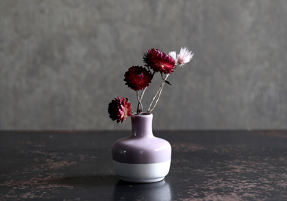 シンプルな花も華やかに彩る、明るいトーンの一輪挿し Bron Choco