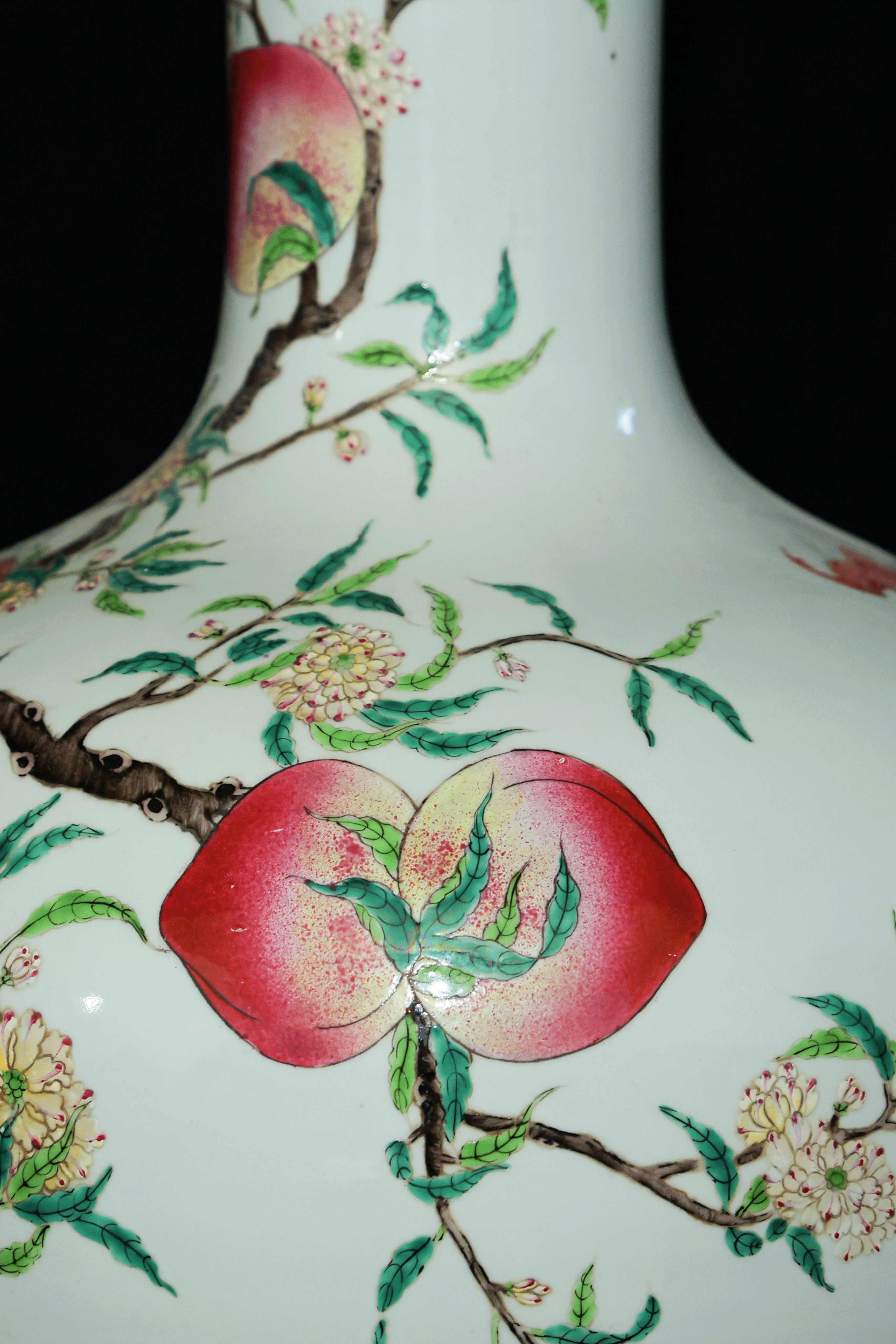 清乾隆粉彩九桃紋天球瓶