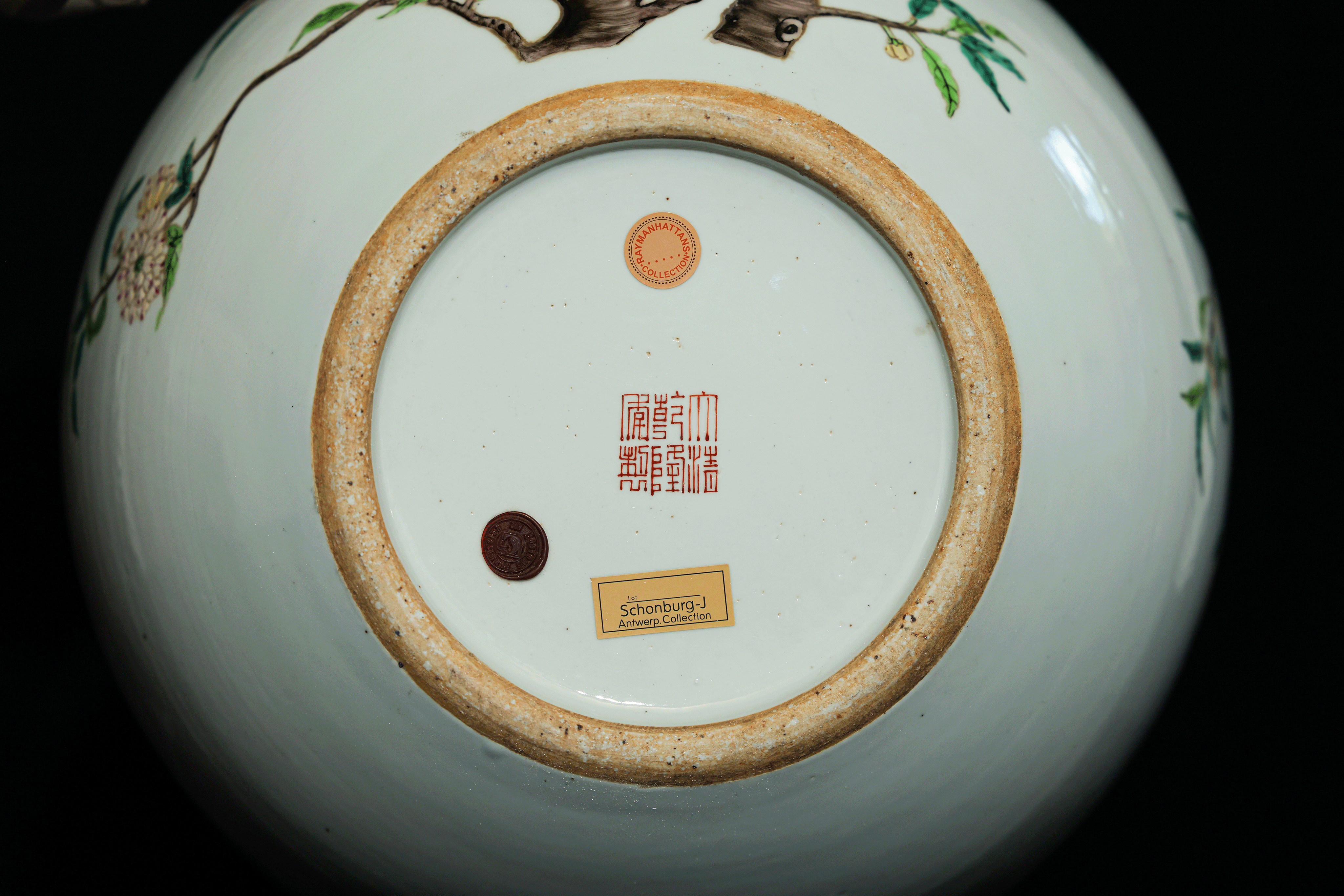 清乾隆粉彩九桃紋天球瓶