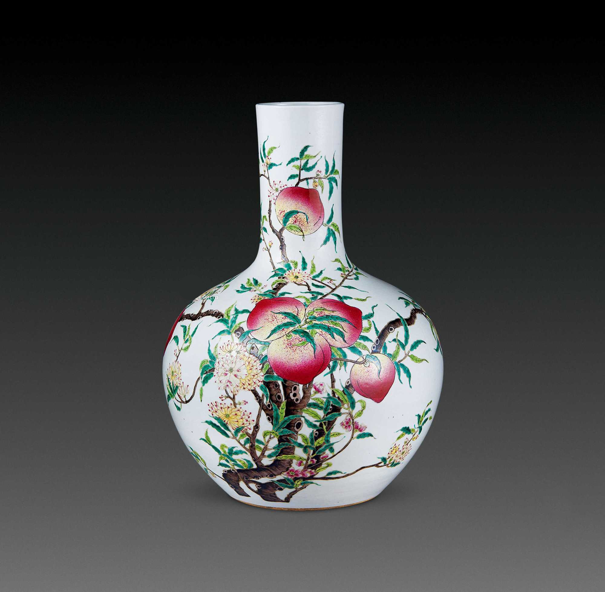 清乾隆粉彩九桃紋天球瓶