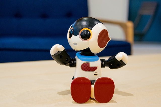 ロビコラボ最新作「こっちむいて！ロビ」が2月14日に発売！ 価格は3500