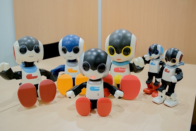 ロビコラボ最新作「こっちむいて！ロビ」が2月14日に発売！ 価格は3500