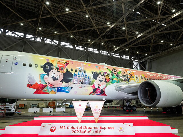 東京ディズニーリゾート40周年記念特別塗装飛行機！JAL Colorful