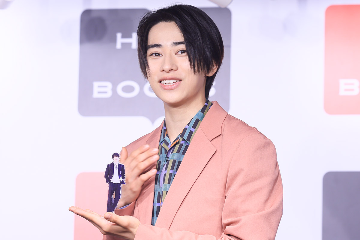 本島純政、初のグッズはアクリルスタンド「僕が皆さんのお家にお邪魔