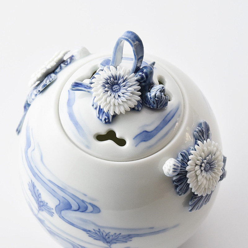 平戸洸祥団右ヱ門窯】平戸菊花飾 菊流水文 三ツ足香炉・蓋物（長形