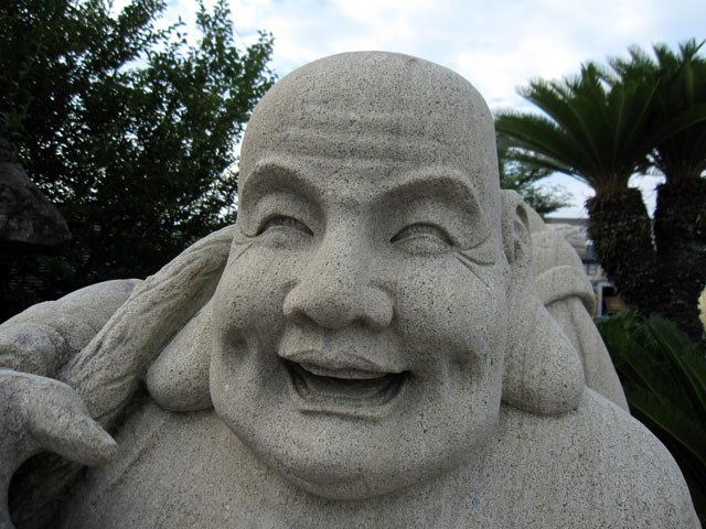 天然砂岩彫刻 七福神 布袋様（石像）｜福を招く存在感ある彫刻作品