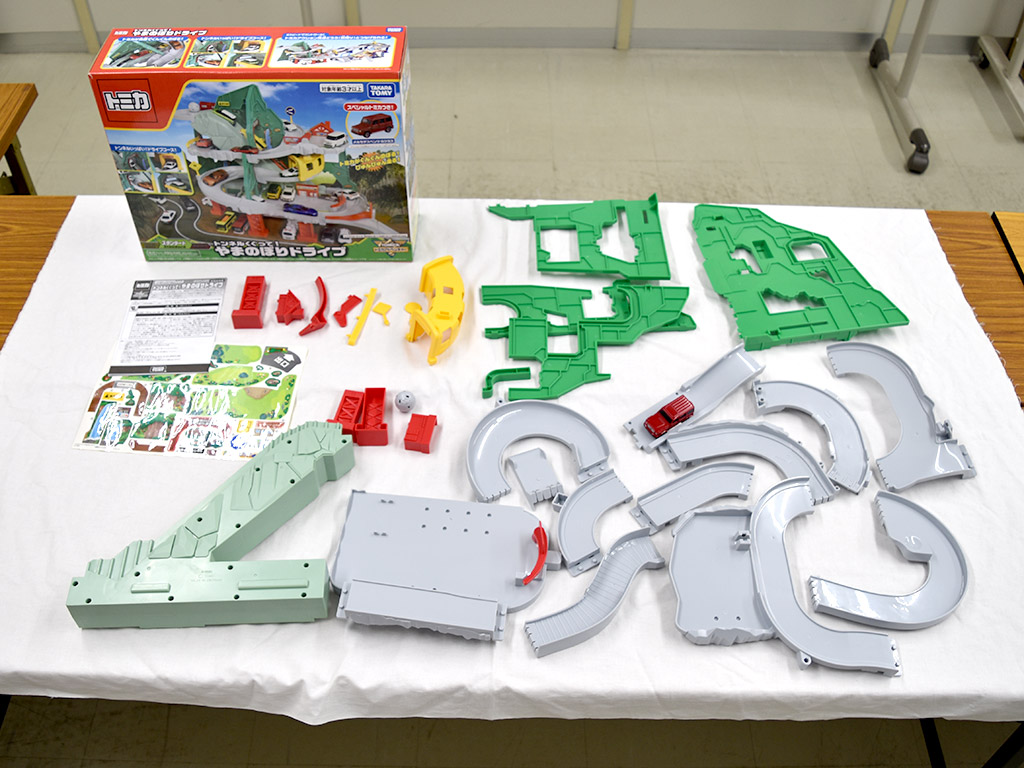 トミカ『トンネルくぐって！やまのぼりドライブ』で、ドライブを満喫