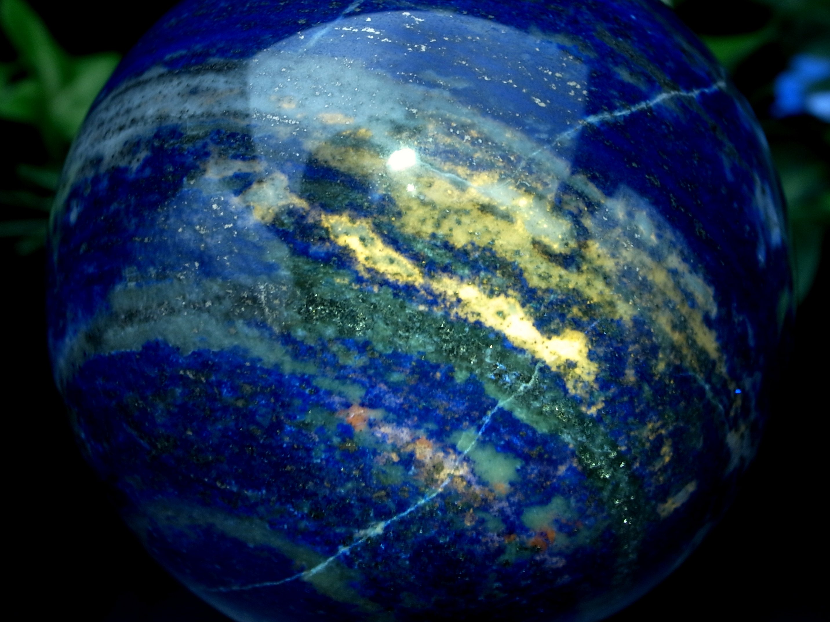 ○UVライトで蛍光！【ラピスラズリ 丸玉 台座付き】直径68.5mm 重さ