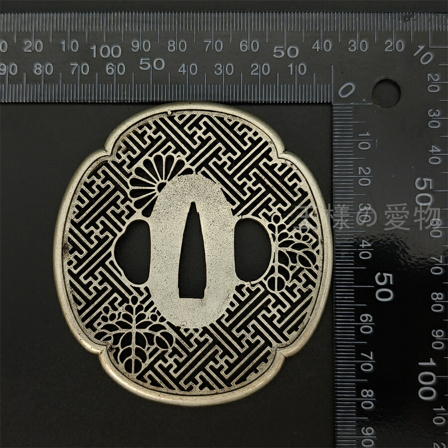 楽天市場】日本刀装具 刀鍔 五三の桐 菊紋 銀輪卍字の図 銀色 銅地