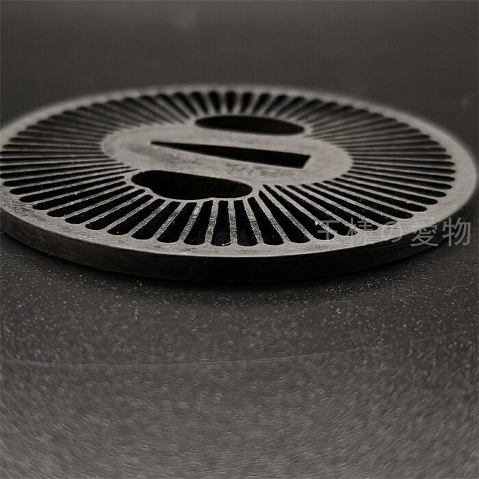 楽天市場】刀鍔 車輪の図 鉄製 金工品 細工 職人作 日本刀装具 刀剣