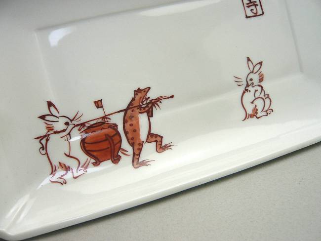 鳥獣戯画長角皿 赤 芳山 - 京焼清水焼 松韻堂