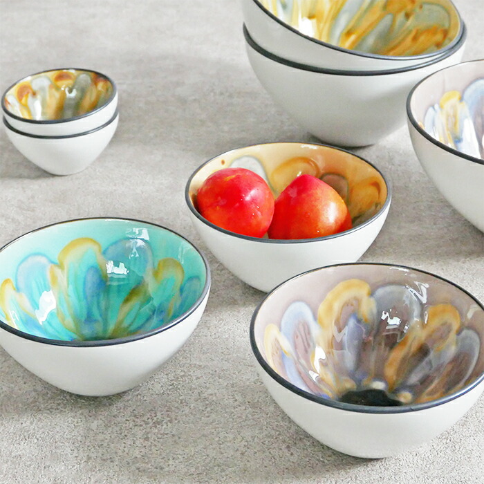 食卓に映えて個性が光る、花柄ボウル。