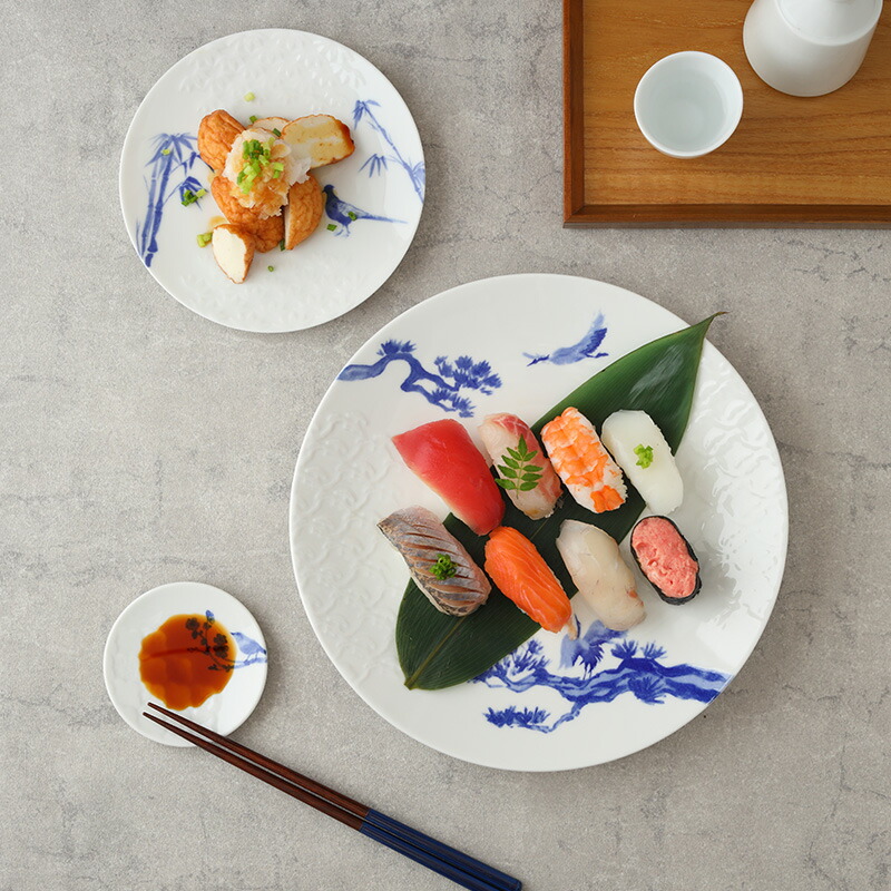 爽やかな呉須の絵柄が趣あるお皿。