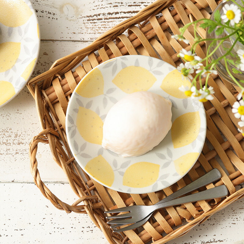 レモン柄が食卓を彩る。