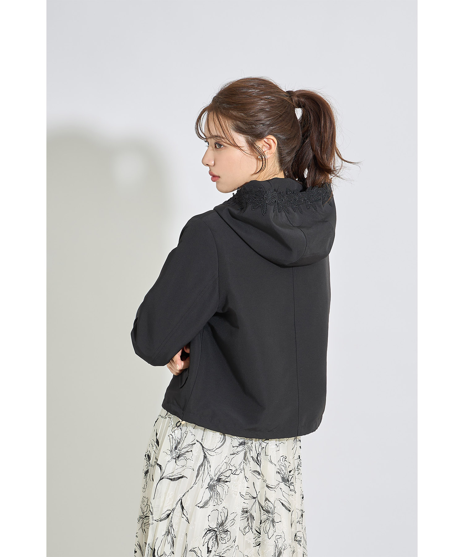 フードフラワーレース付きマウンテンパーカー