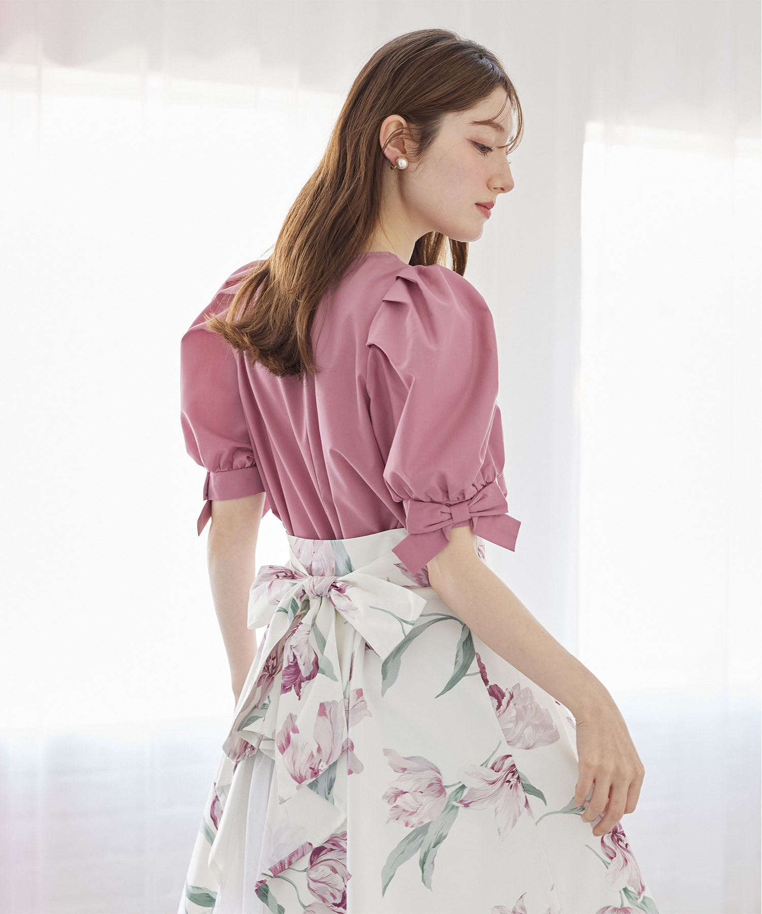 袖口リボン付きパフスリーブブラウス