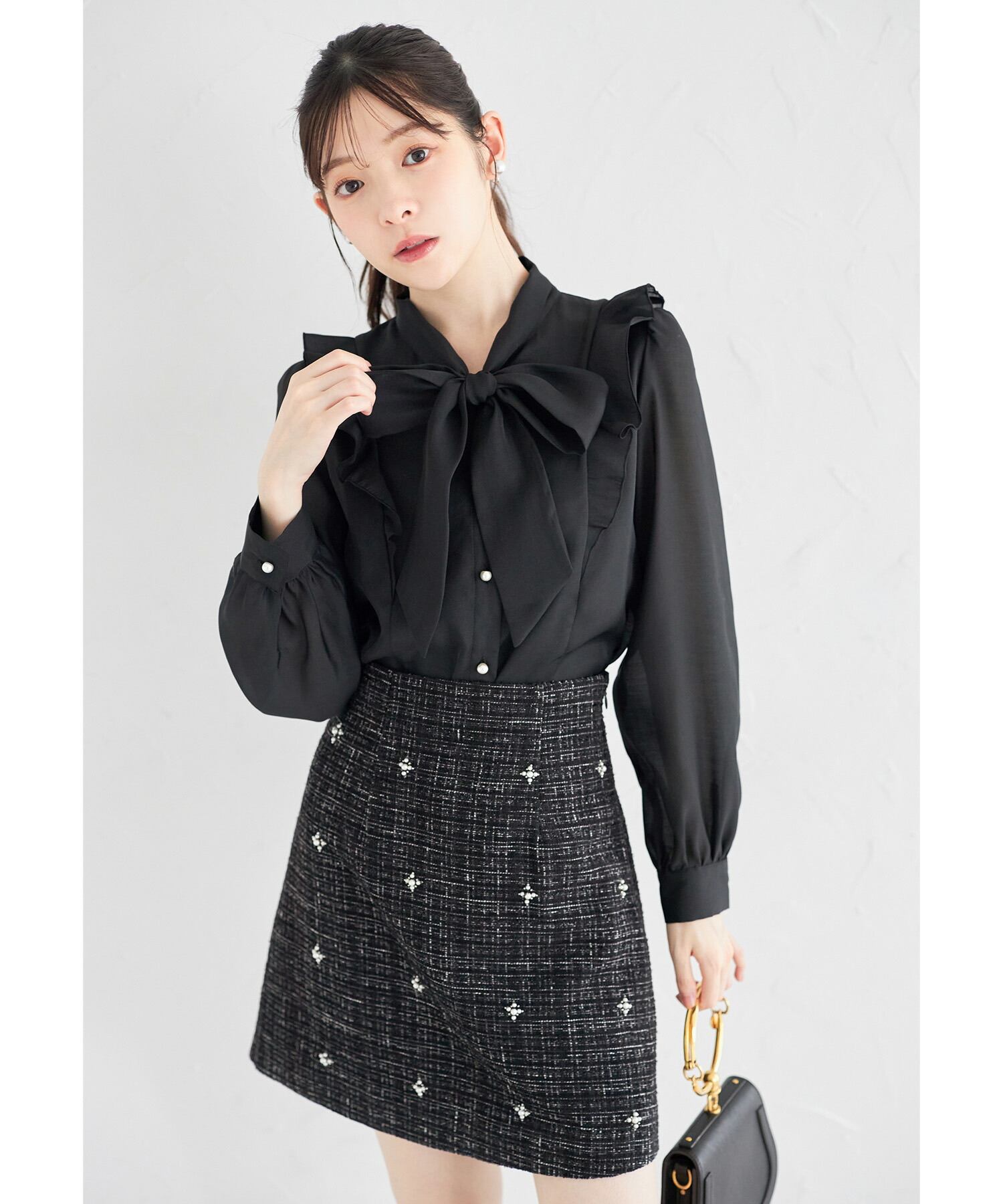 フリル付きパール釦ボウタイリボンシアーブラウス