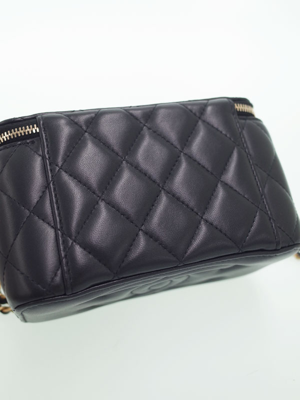 CHANEL】シャネル『マトラッセ ミラー付き ヴァニティバッグ』AP2303