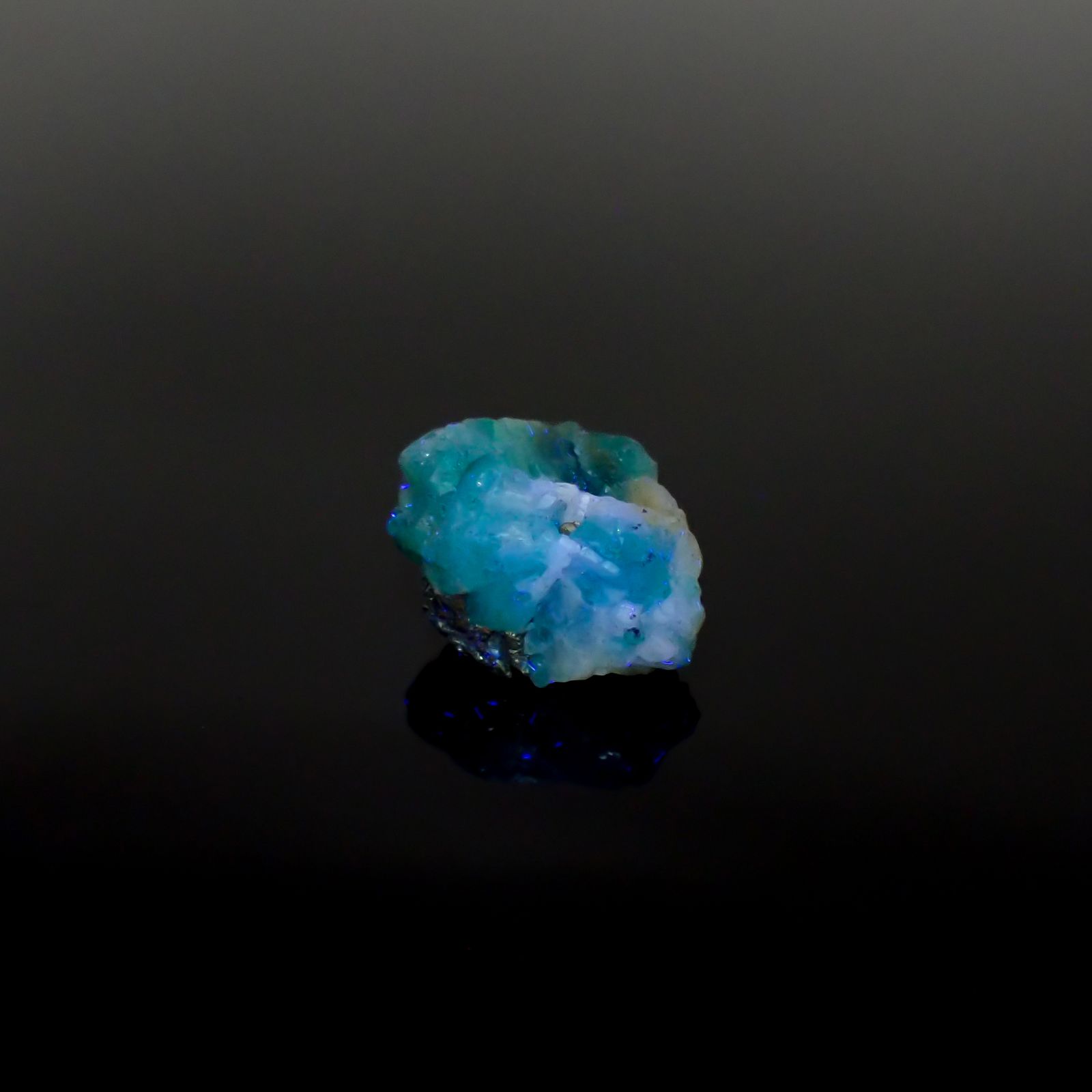 エメラルド 原石 コロンビア産 13.46ct / 18.3x14mm前後 [240427248