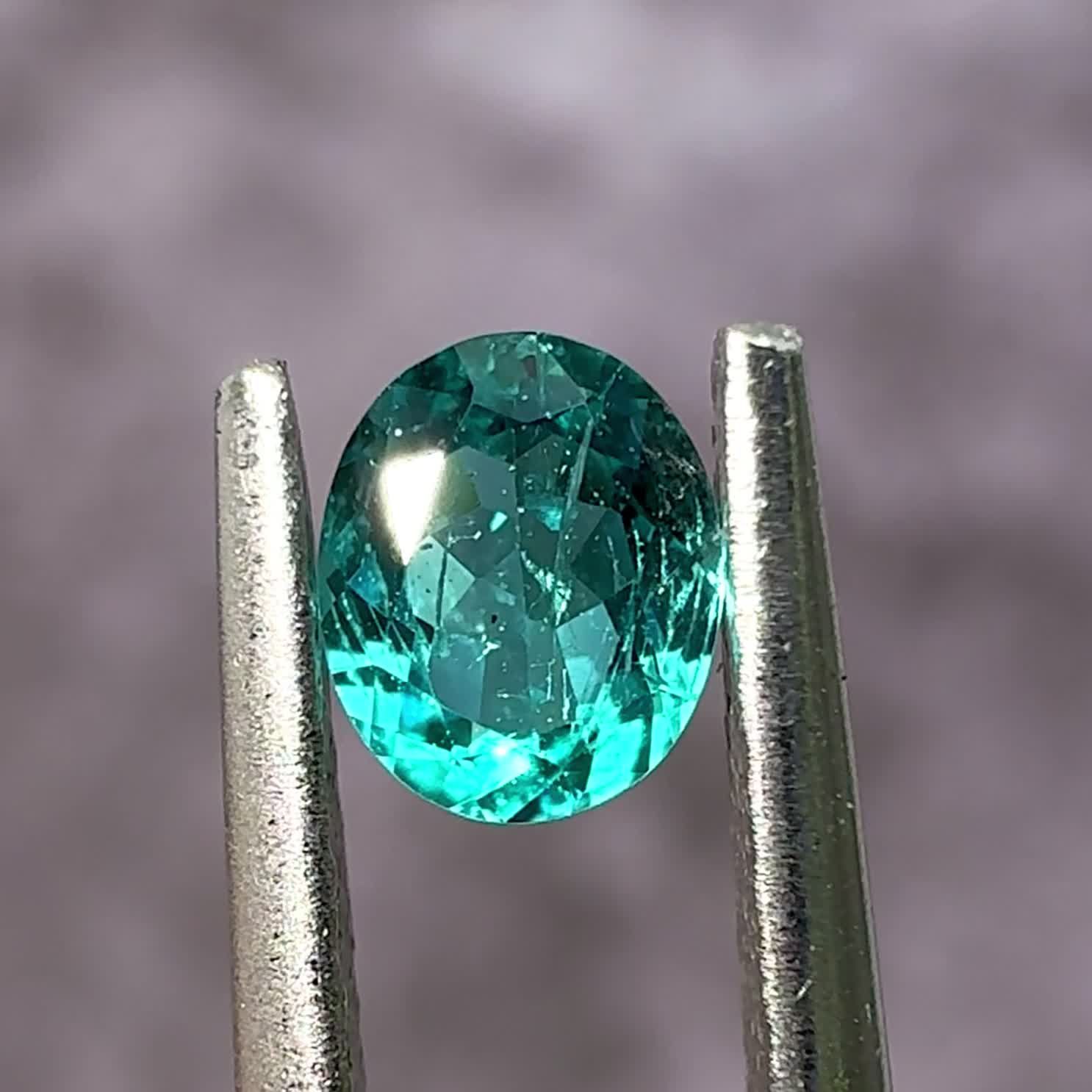 パライバトルマリンの産地ガイド：ネオンカラーの秘密と地域ごとの特徴