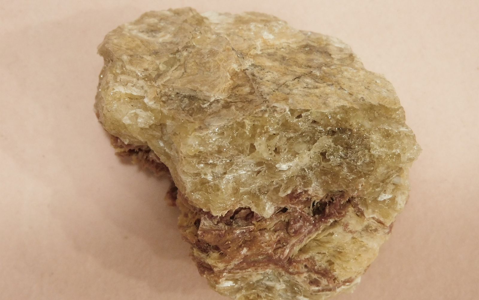 蛍光する新種鉱物・北海道石とは｜発見の物語、希少性、北海道オパール